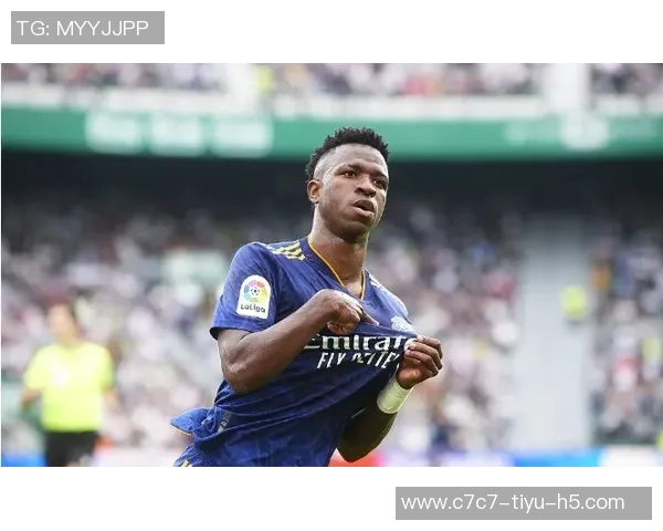 卡马乔谈维尼修斯情绪波动与阿隆索适应首赛季的挑战