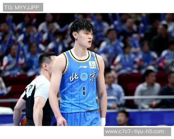 曾凡博回防失位被狄龙三分命中比赛局势瞬息万变