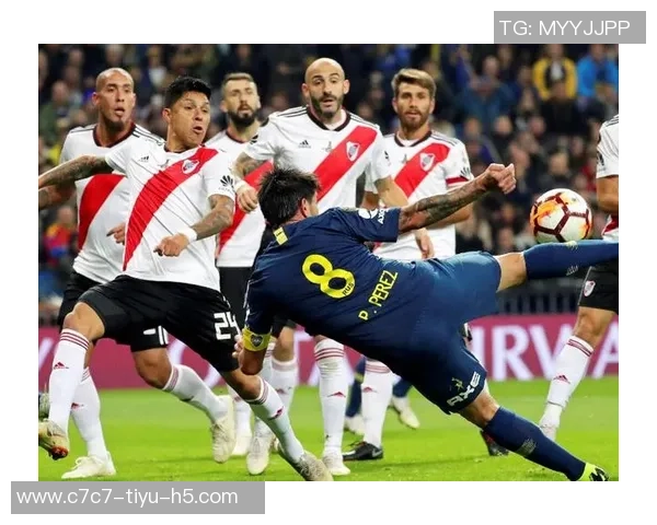 福克斯第三节火力全开7投6中狂砍16分上半场表现平平仅得4分